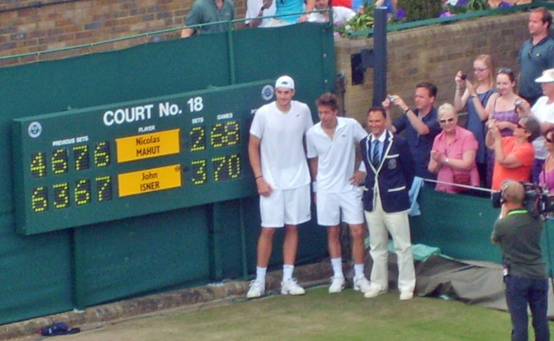 isner-mahut-lahyani_next_to_scoreboard-15